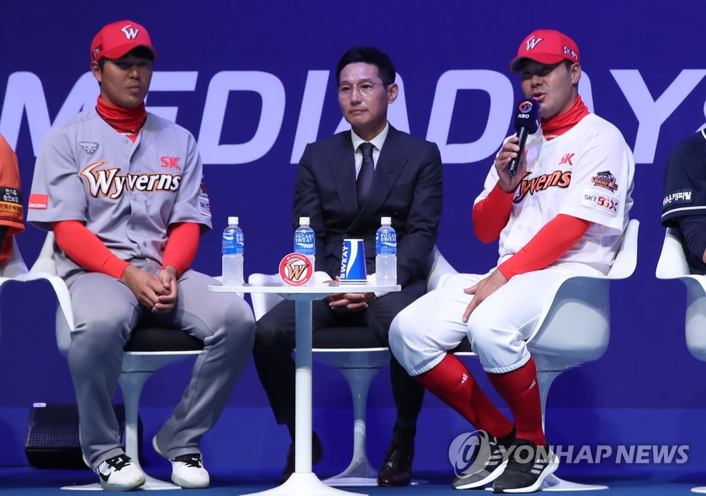 Representatives for the SK Wyverns attend the annual Korea Baseball Organization media day in Seoul on March 21, 2019. From left: outfielder Han Dong-min, manager Yeom Kyung-yup and catcher Lee Jae-won. (Yonhap)