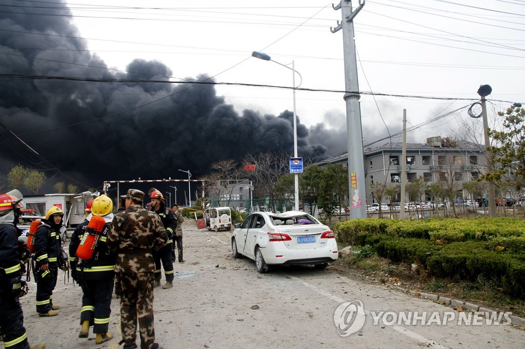 폭발 후 연기 내뿜는 中장쑤성 화학공단