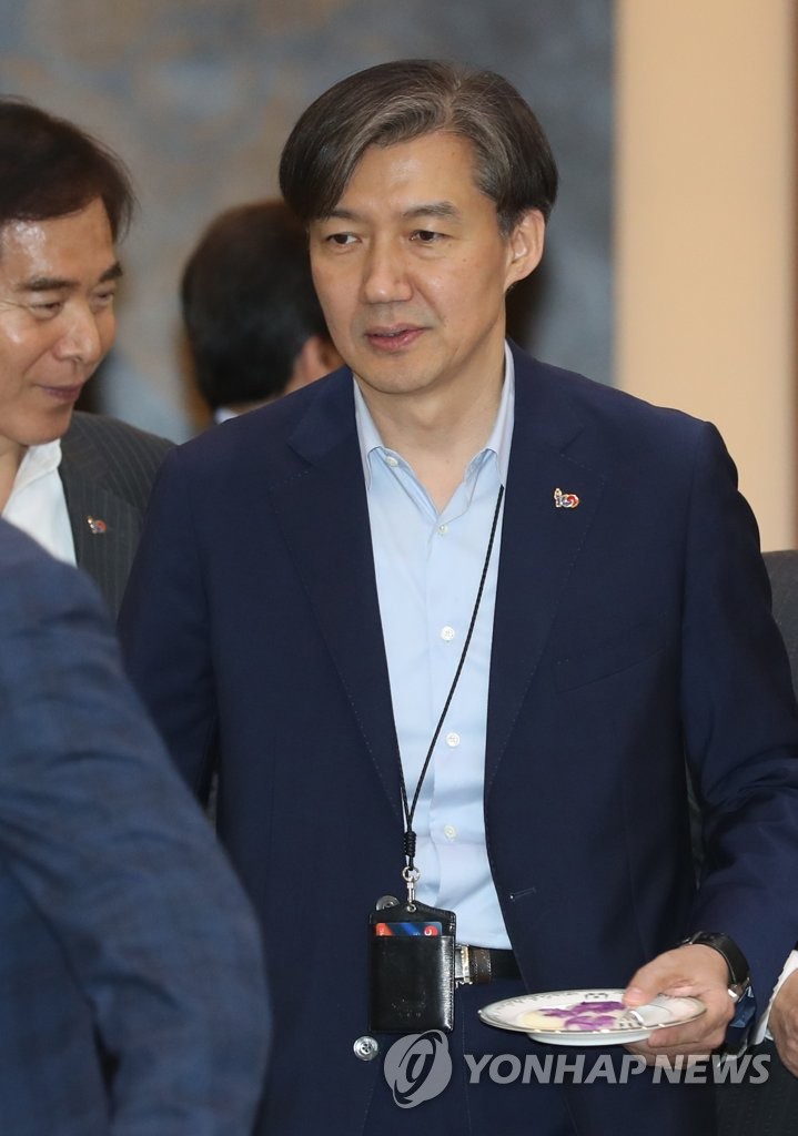 수보회의 참석하는 조국
