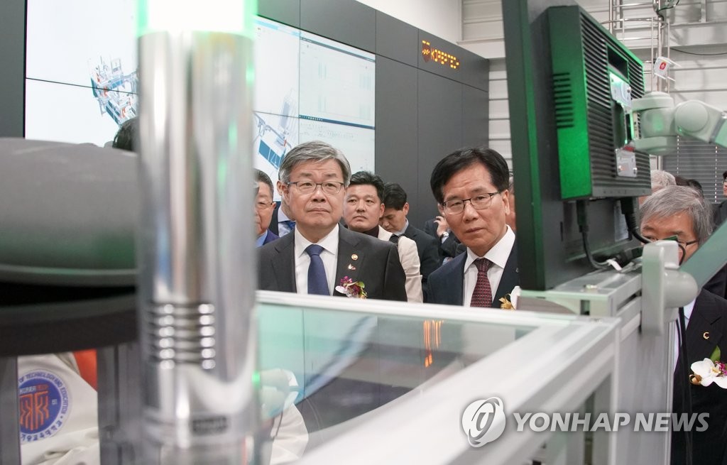 스마트러닝팩토리 둘러보는 이재갑 장관