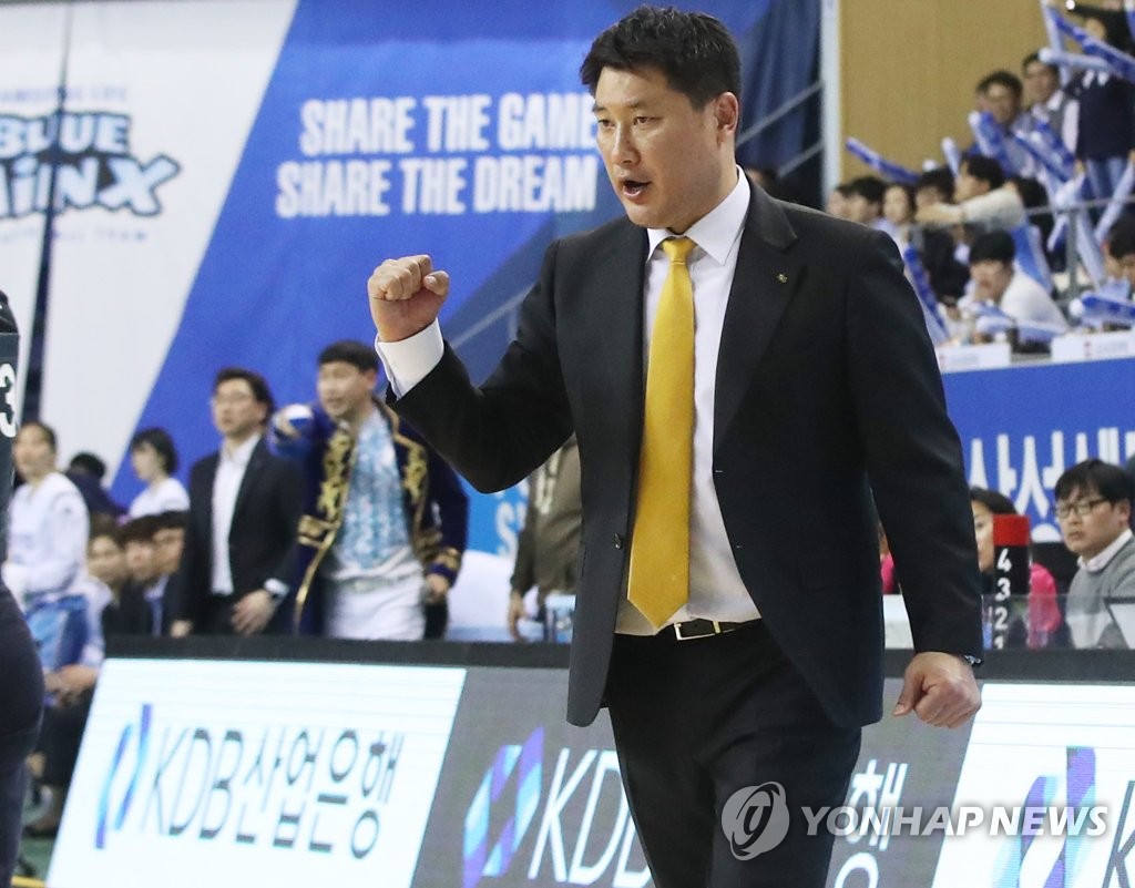 주먹 불끈 쥔 안덕수 감독