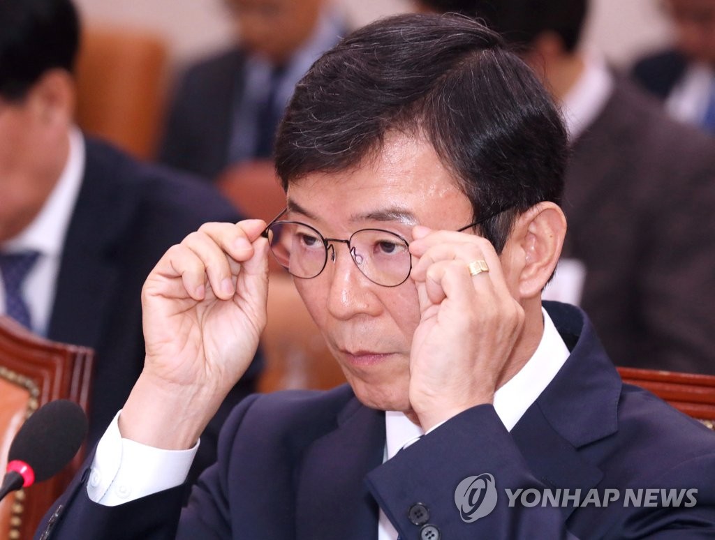 안경 고쳐쓰는 문성혁 해양수산부 장관 후보자