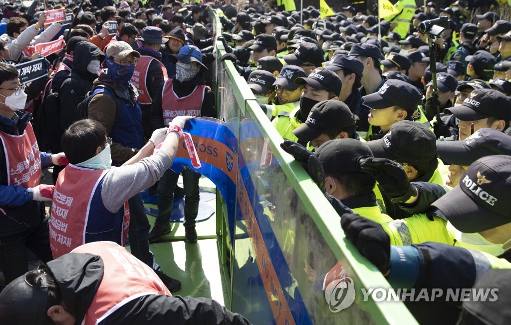 지난 3일 국회 앞에서 경찰과 충돌한 민주노총