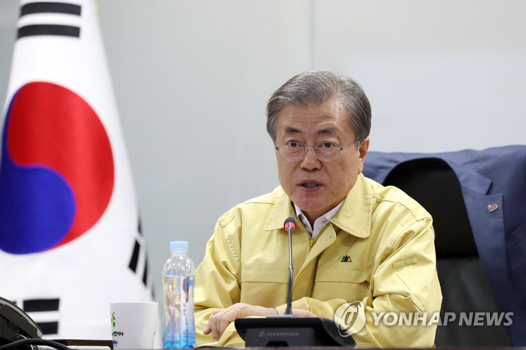 문 대통령 "가용자원 모두 동원해 산불 총력대응" 긴급지시