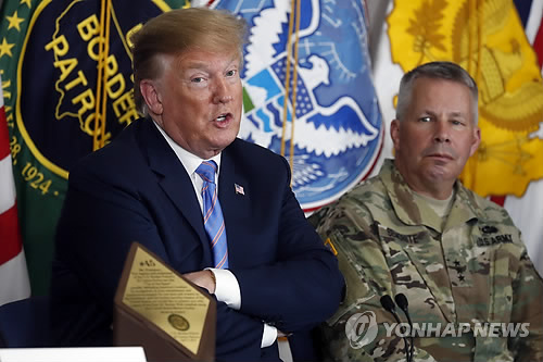 멕시코국경 찾아 국경경비대 대원 만난 트럼프 "미국은 꽉 찼다"