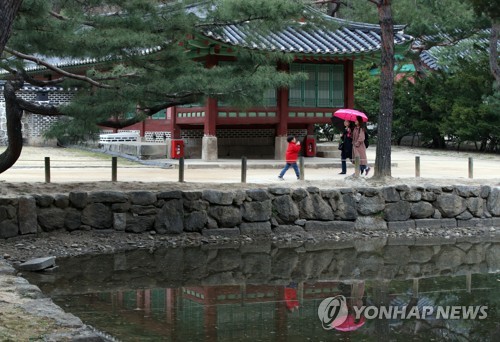 종묘에 내리는 비