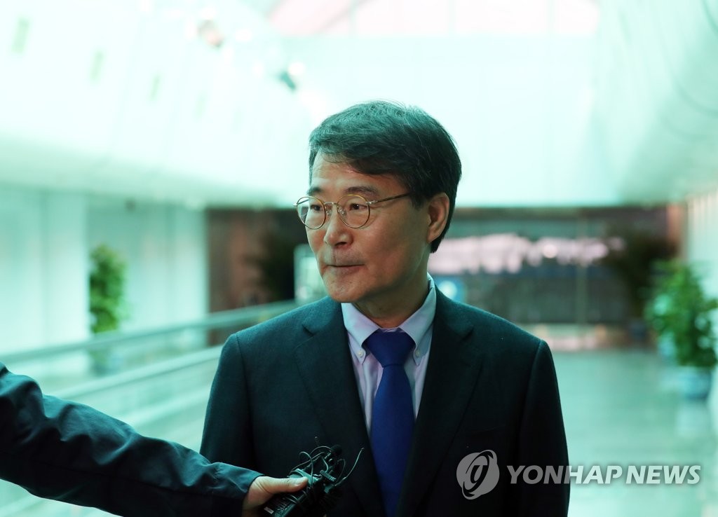 In this pool photo, Jang Ha-sung, the new South Korean ambassador to China, speaks to South Korean correspondents after arriving at Beijing Capital International Airport in Beijing on April 7, 2019. (Yonhap)