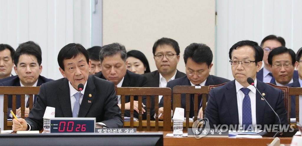 답변하는 행안부 장관과 소방청장
