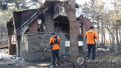 휴일에도 화재 피해 조사하는 소방관