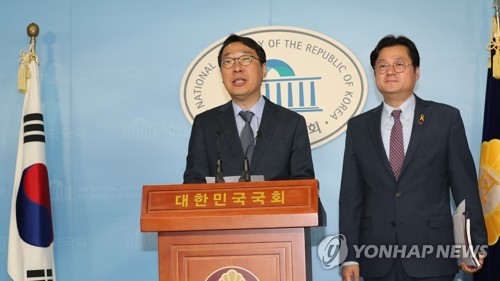 입당기자회견하는 윤영찬