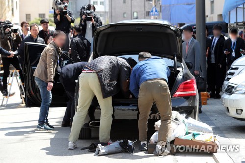 박유천 차량 압수수색하는 경찰