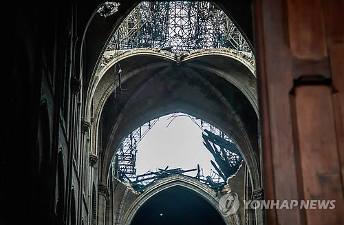 '폭격 맞은 듯'…뻥 뚫린 노트르담 대성당 천장