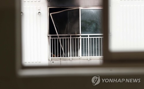 검게 그을린 진주 방화 아파트