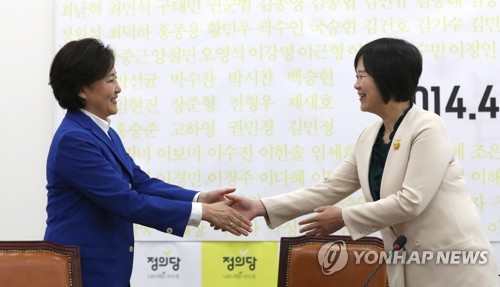 악수하는 박영선과 이정미