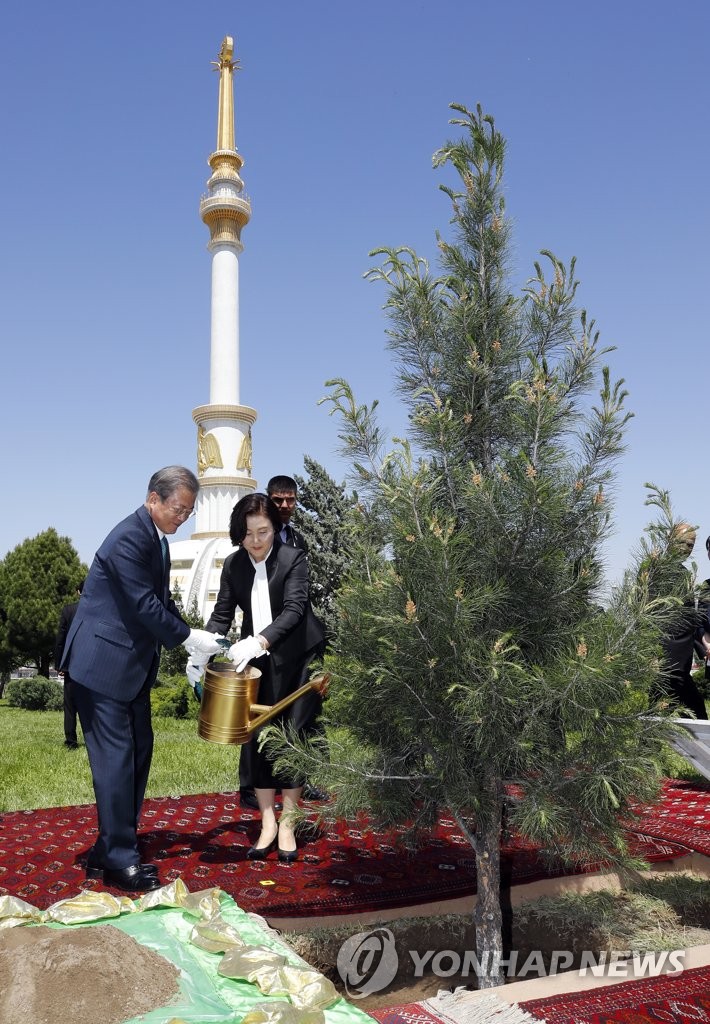 문 대통령, 투르크메니스탄 국립독립공원에 기념식수