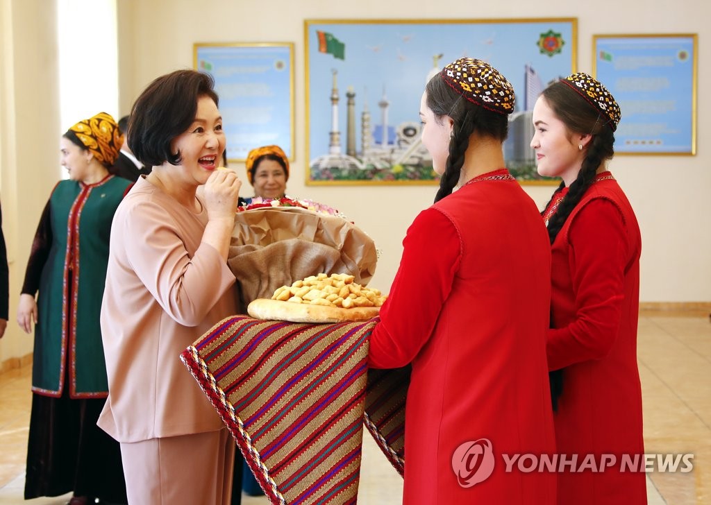 La primera dama surcoreana en Turkmenistán La primera dama surcoreana en Turkmenistán
