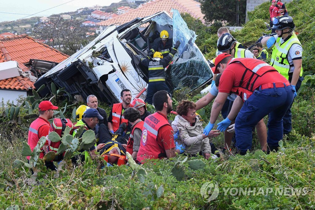 포르투갈 마데이라섬 관광버스 추락사고 부상자 구조작업