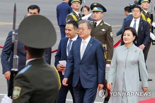 우즈베키스탄 도착, 의장대 사열하는 문 대통령
