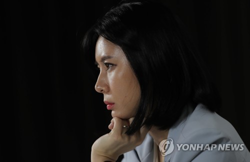 생각에 잠긴 윤지오