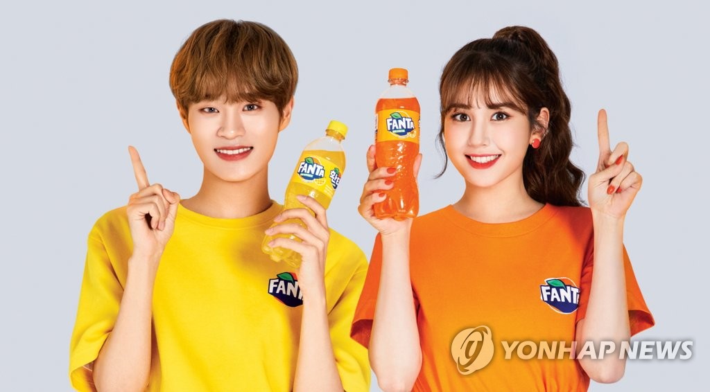 Singers Lee Dae-hwi and Jeon So-mi Singers Lee Dae-hwi and Jeon So-mi
