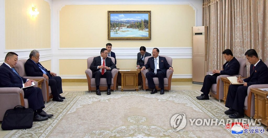 El canciller norcoreano se reúne con una delegación mongola El canciller norcoreano se reúne con una delegación mongola