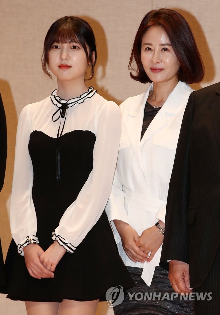 Actresses Jeong and Ahn Actresses Jeong and Ahn
