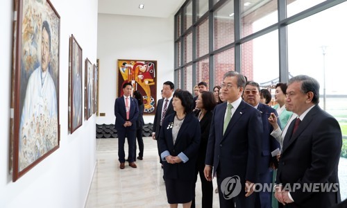 고려인 화가 작품 감상하는 문재인 대통령