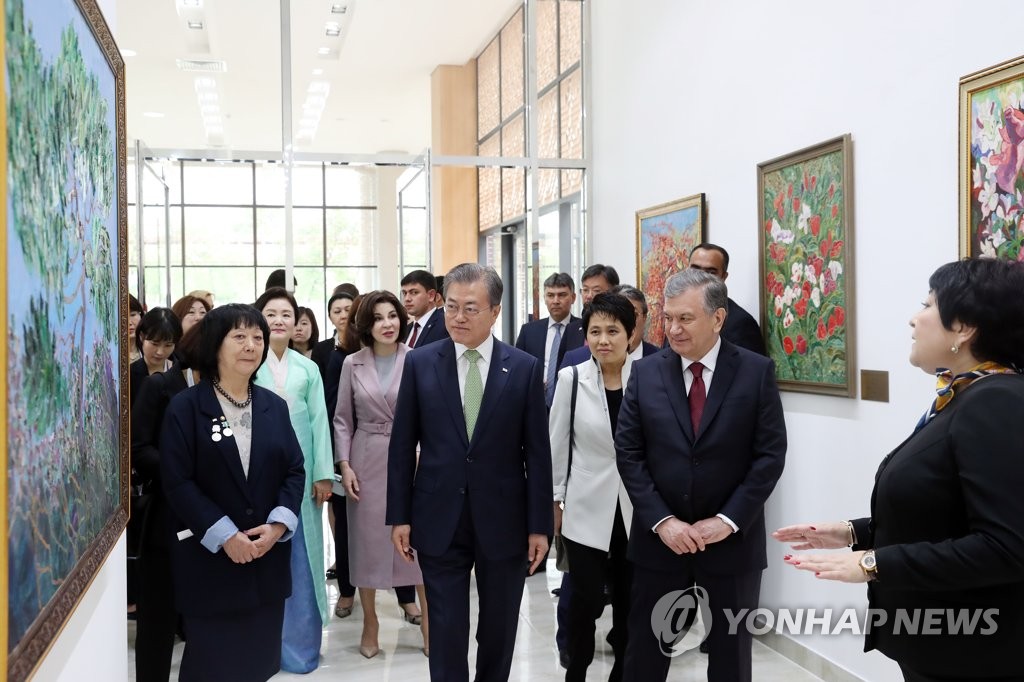 독립운동가들의 작품 감상하는 문재인 대통령