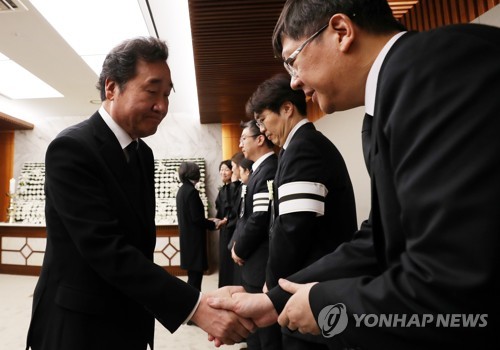 고 김홍일 전 의원 빈소 찾은 이낙연 총리
