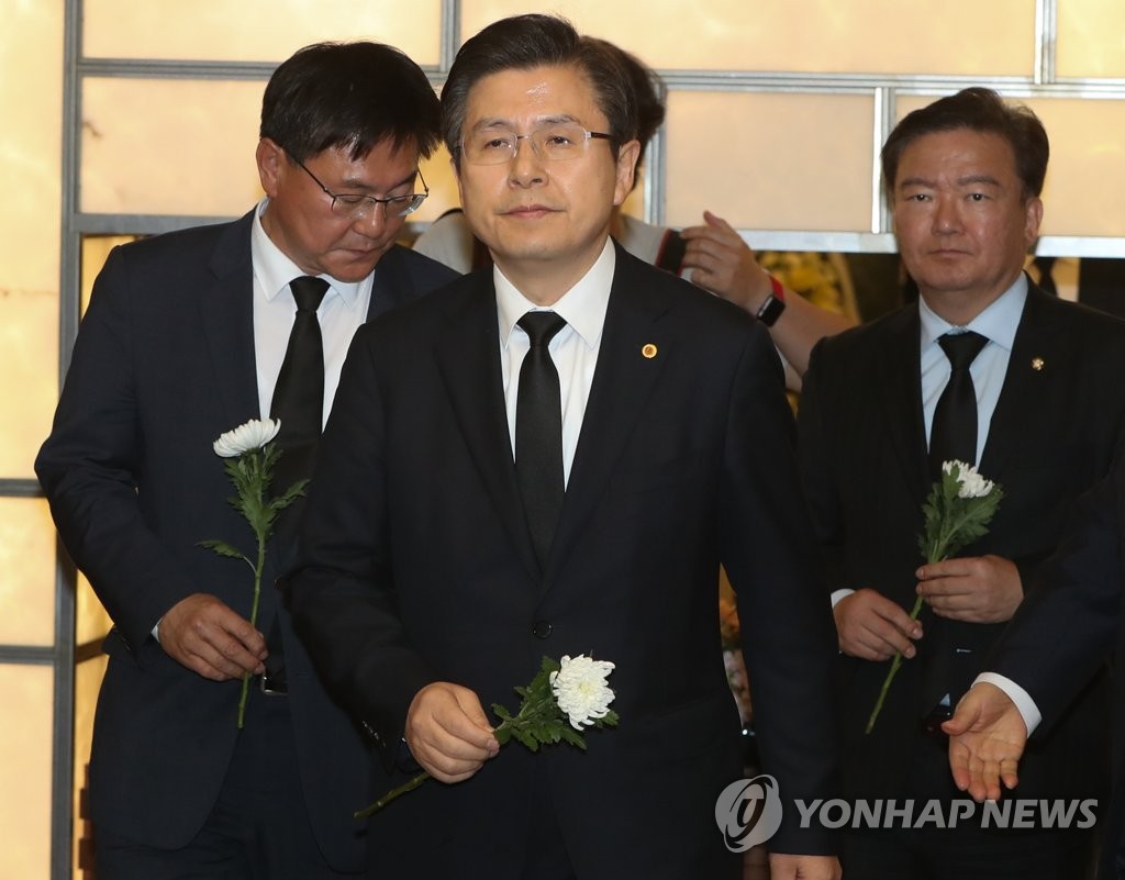 고 김홍일 빈소 찾은 황교안