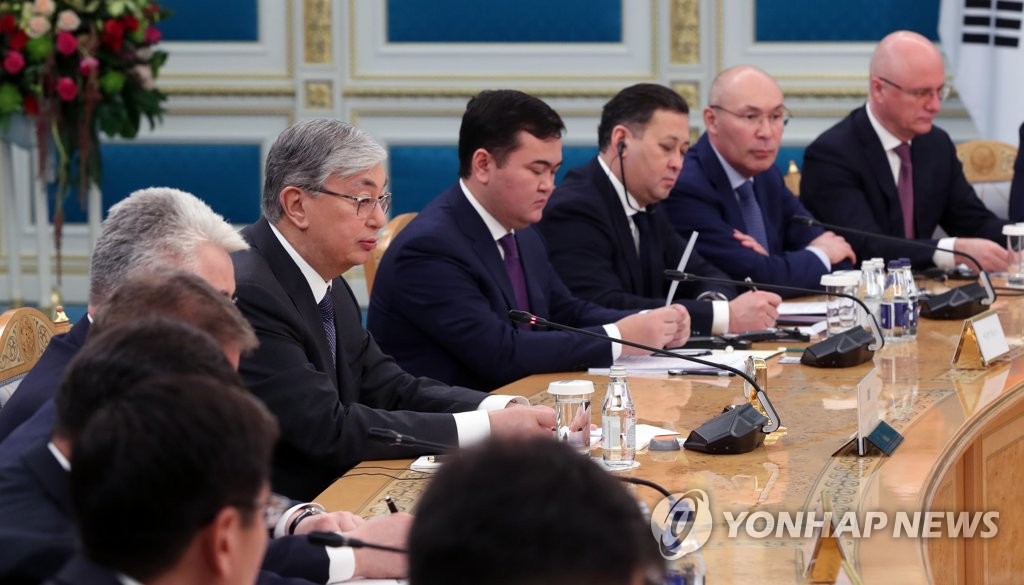 문 대통령 발언듣는 토카예프 카자흐스탄 대통령