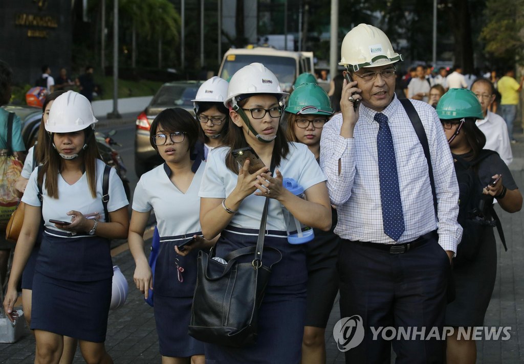 필리핀서 6.1 강진…대피하는 마닐라 업무지구 직원들