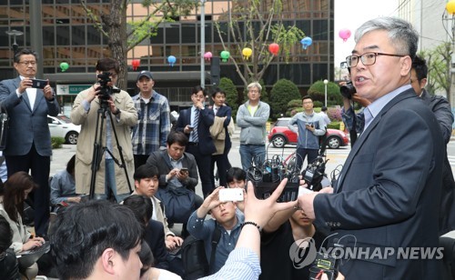 작가 김모씨의 윤지오 고소 사실을 발표하는 박훈 변호사