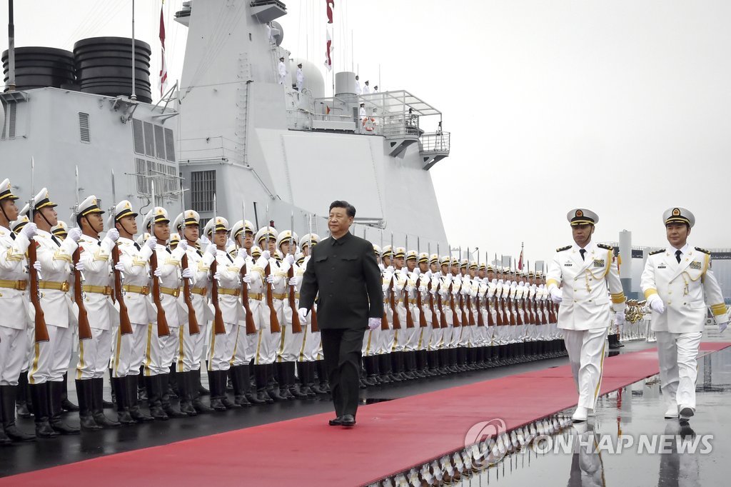 해상 열병식에서 의장대 사열하는 시진핑