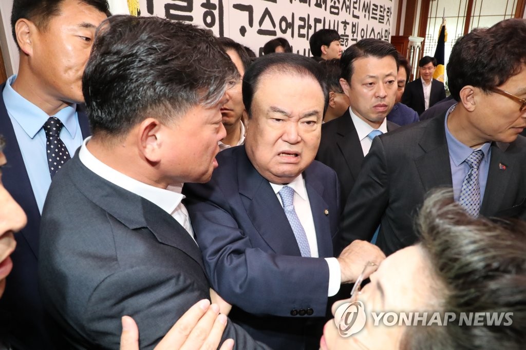 문 의장, 자유한국당 의원들 사이로