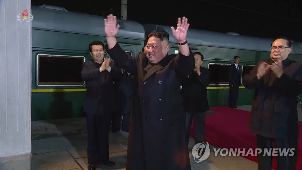 두 손 들어 화답하는 북한 김정은