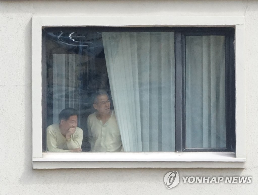 '숙소 밖 상황은?'