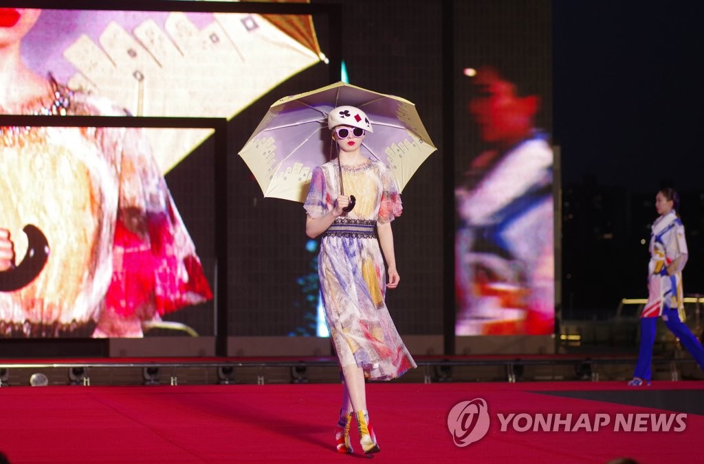 예빛섬에서 열린 '서울365 이상봉 패션쇼'