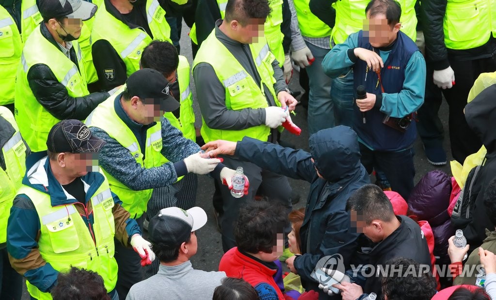 소강상태, 물 나눠마시며