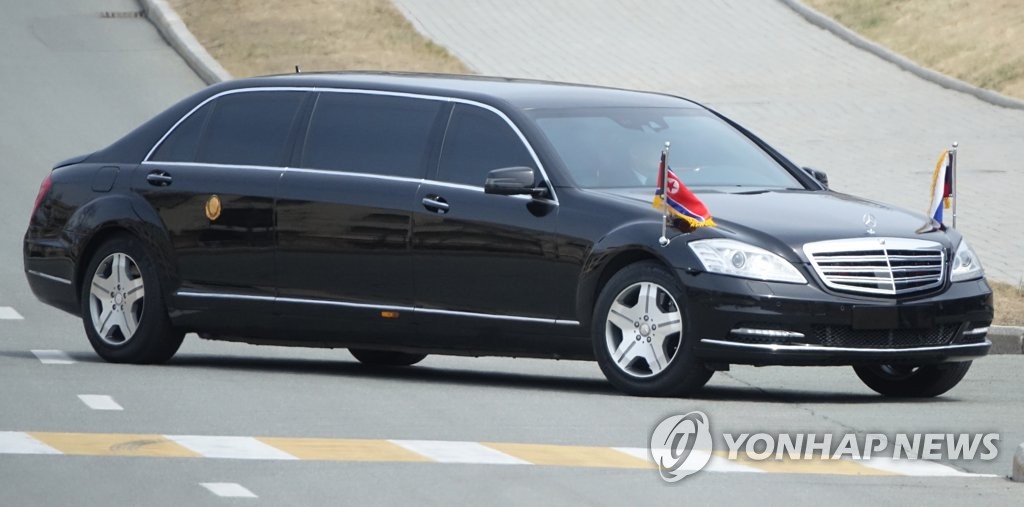 회담장 향하는 김정은 위원장 차량