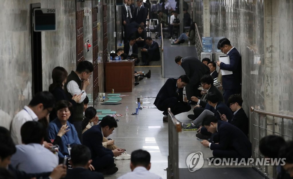 한국당, 정개특위 예상 회의실 봉쇄