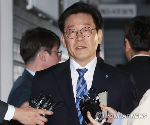 질문에 답하는 이재명 경기지사