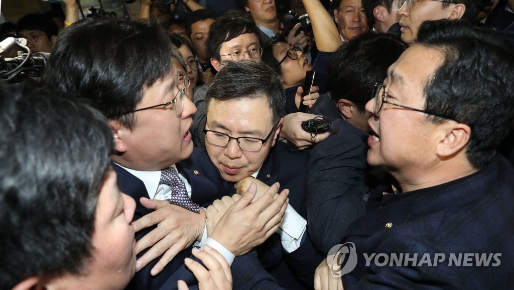 수사권조정법안 제출 시도에 충돌하는 한국당과 민주당