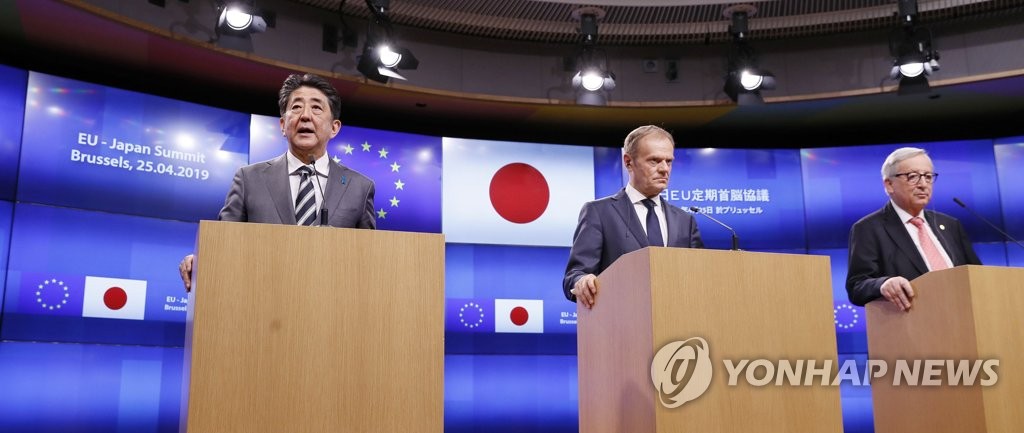 EU 정상과 기자회견하는 일본 아베 총리