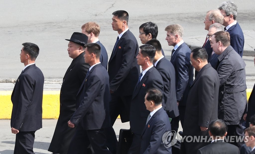 역으로 향하는 김정은