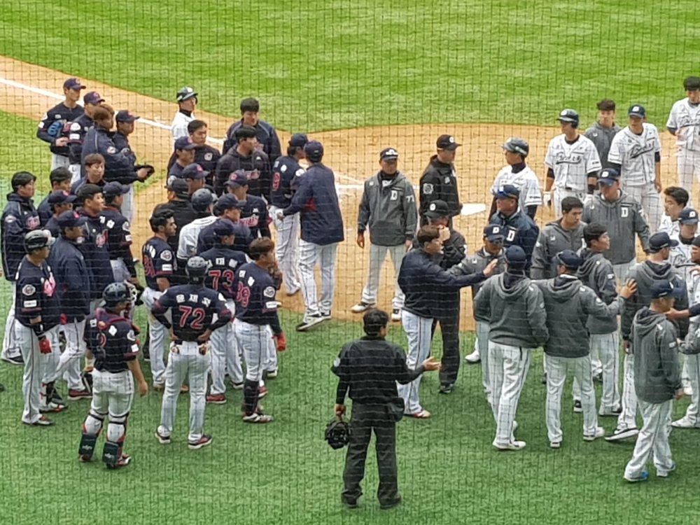 Players and coaches of the Lotte Giants (L) and Doosan Bears cleared the benches in the bottom of the eighth inning of a Korea Baseball Organization regular season game at Jamsil Stadium in Seoul on April 28, 2019. (Yonhap)