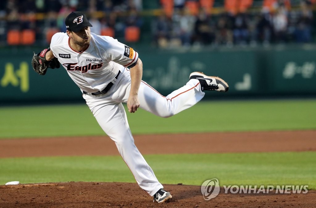 In this file photo from April 30, 2019, Chad Bell of the Hanwha Eagles pitches against the Doosan Bears in a Korea Baseball Organization regular season game at Hanwha Life Eagles Park in Daejeon, 160 kilometers south of Seoul. (Yonhap)