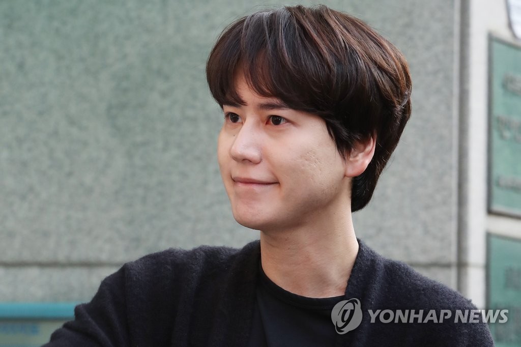 Super Junior Kyuhyun leaves a social welfare center in Seoul as he completes his two-year mandatory duty on May 7, 2019. (Yonhap)