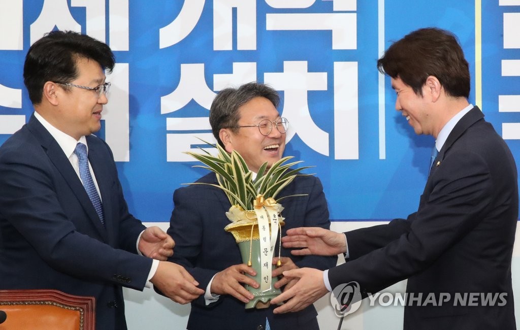 축하 난 받은 더불어민주당 이인영 원내대표