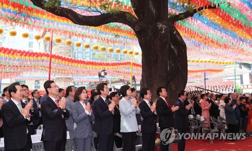합장하는 여야